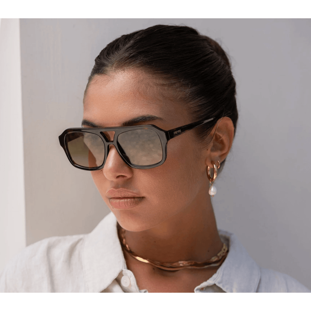 Woman wearing sunglasses 