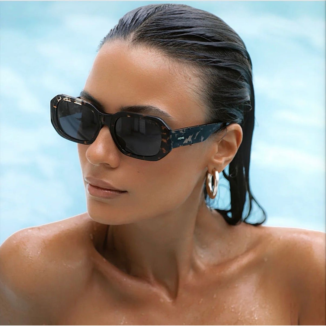 Woman wearing sunglasses 
