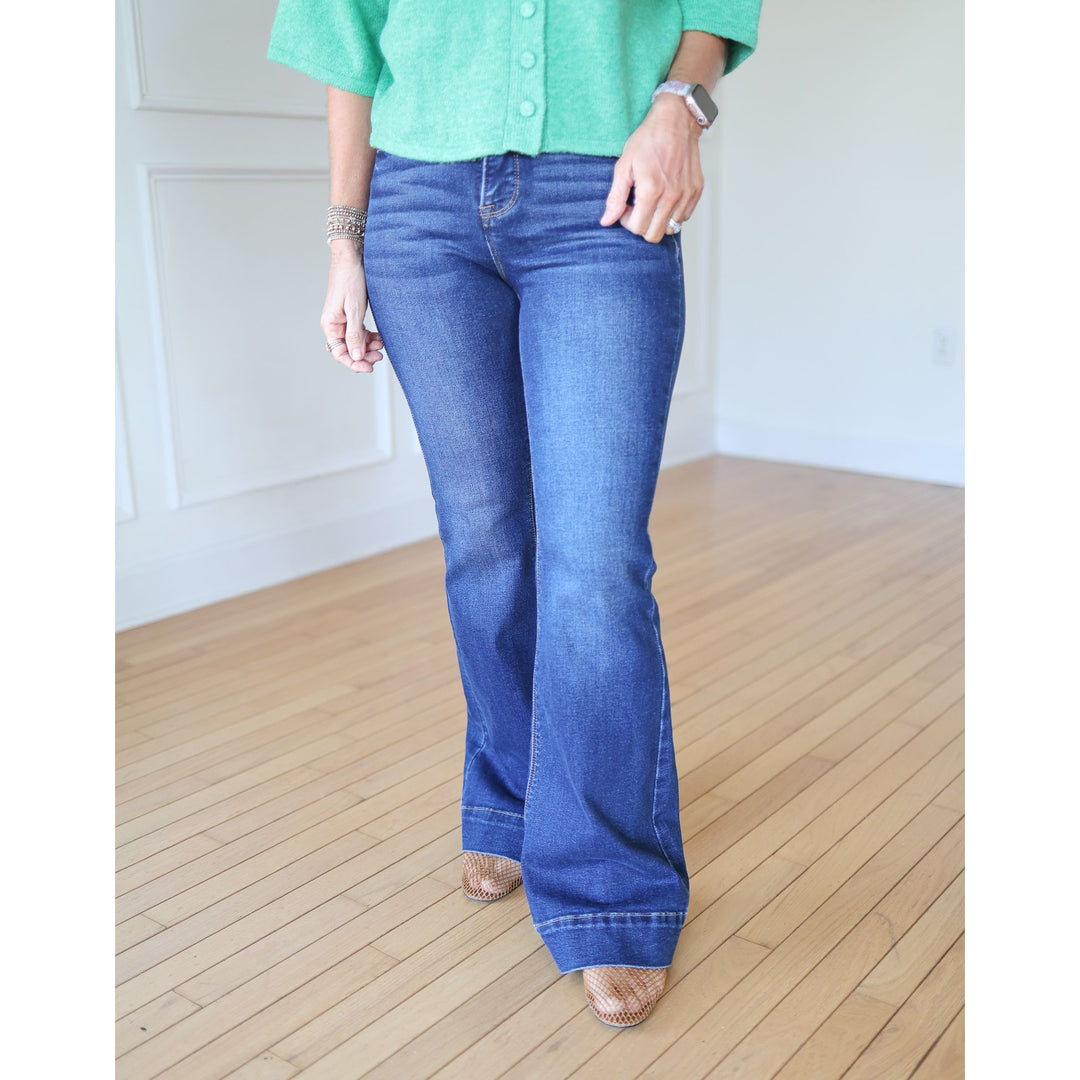 woman wearing denim pants