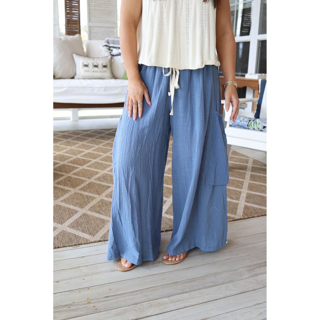 woman wearing baggy denim pants