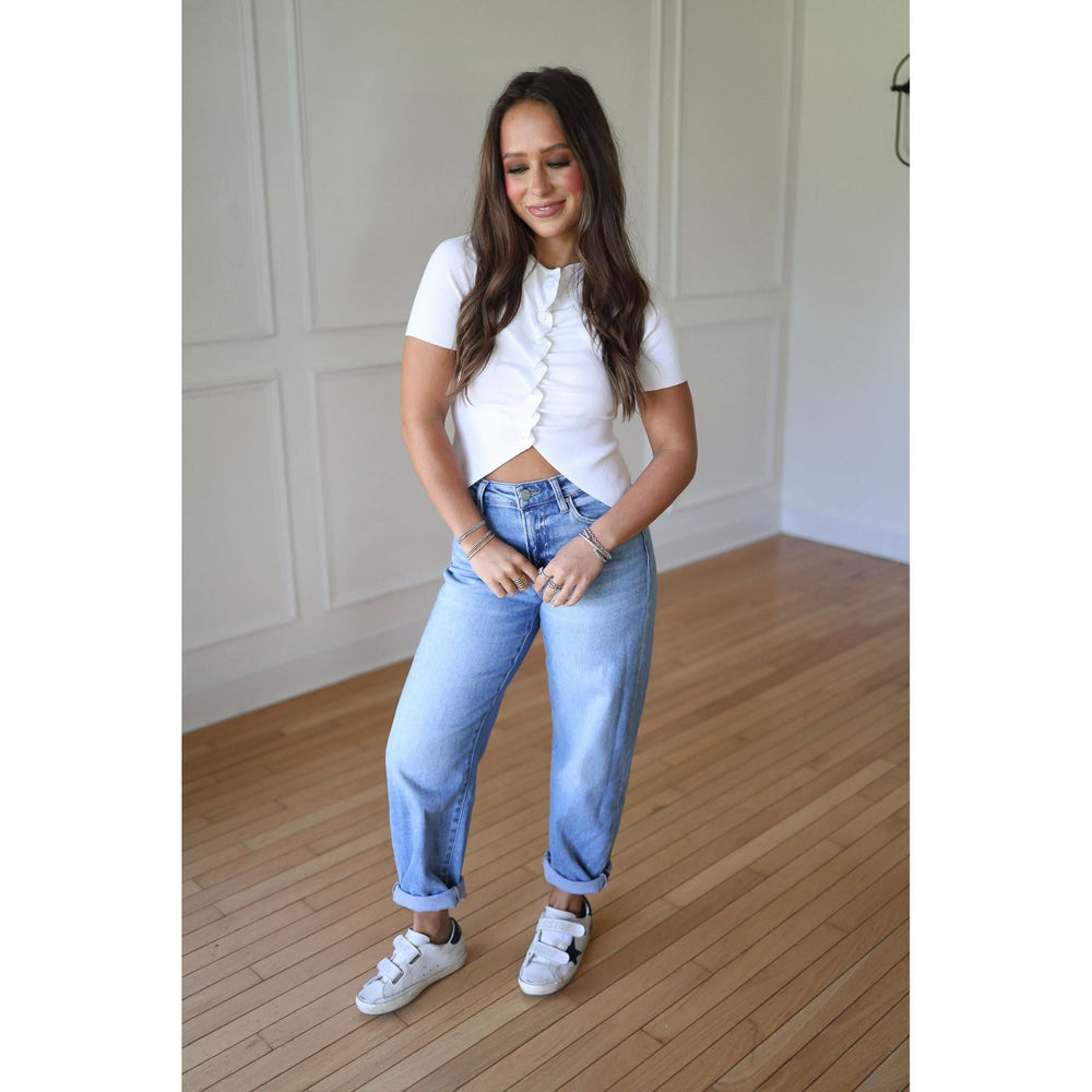 Woman wearing a white top and blue jeans 