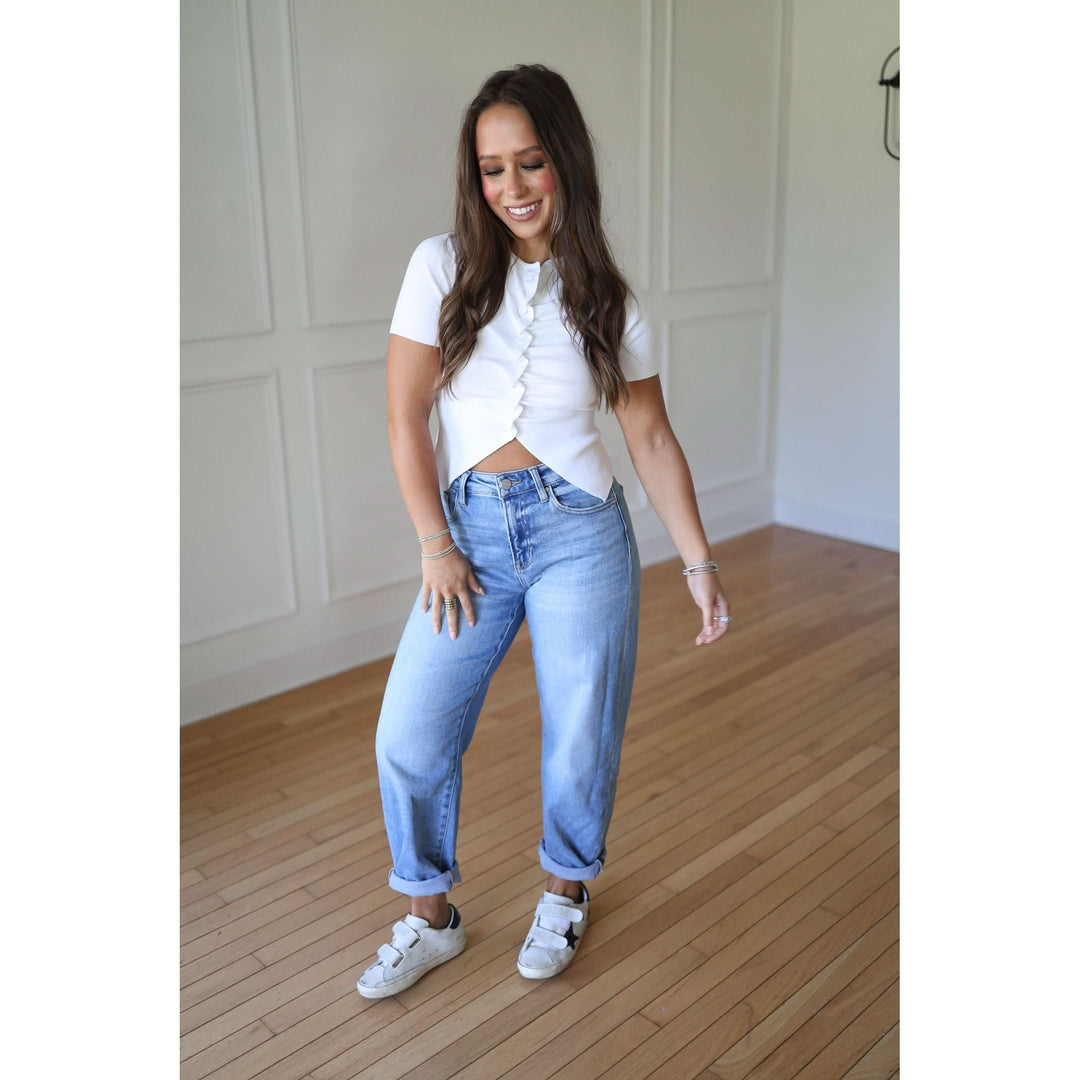 Woman wearing a white top and blue jeans 