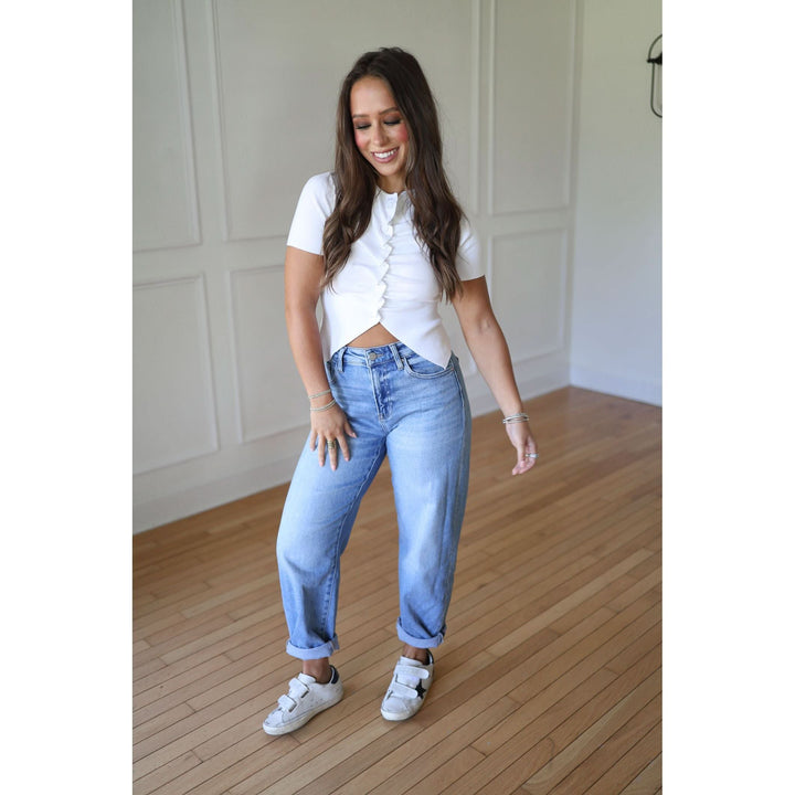 Woman wearing a white top and blue jeans 